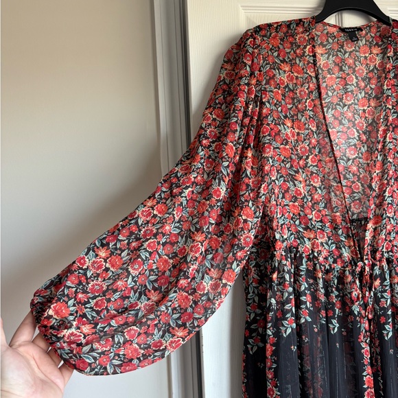 Torrid Black and Red Floral kimono - Picture 2 of 4